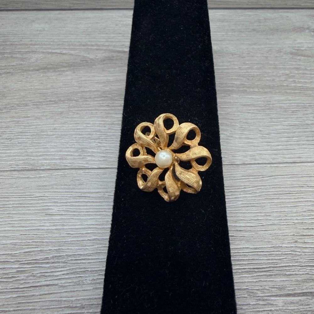 Gold Tone Flower Brooch‎ with Pearl Accent